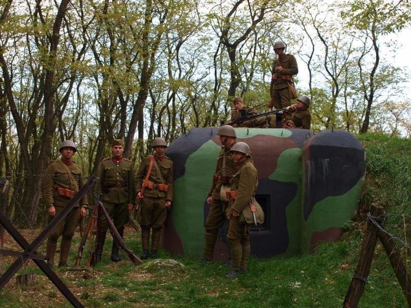 Členové sdružení před objektem LO v dobových uniformách