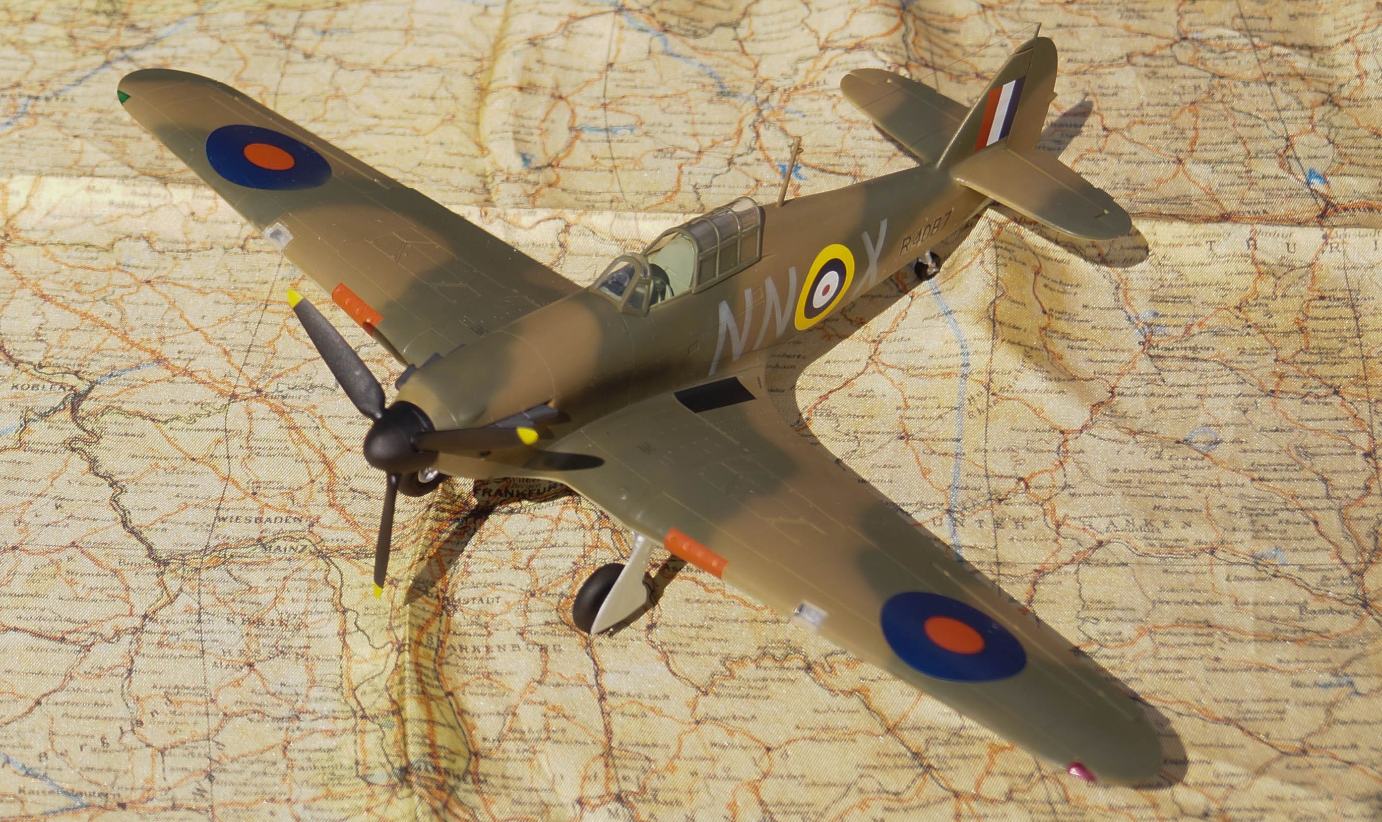Model Hurricanu našeho pilota rtm. Josefa Hubáčka ze září 1940 symbolicky stojící na mapě Německa (1)