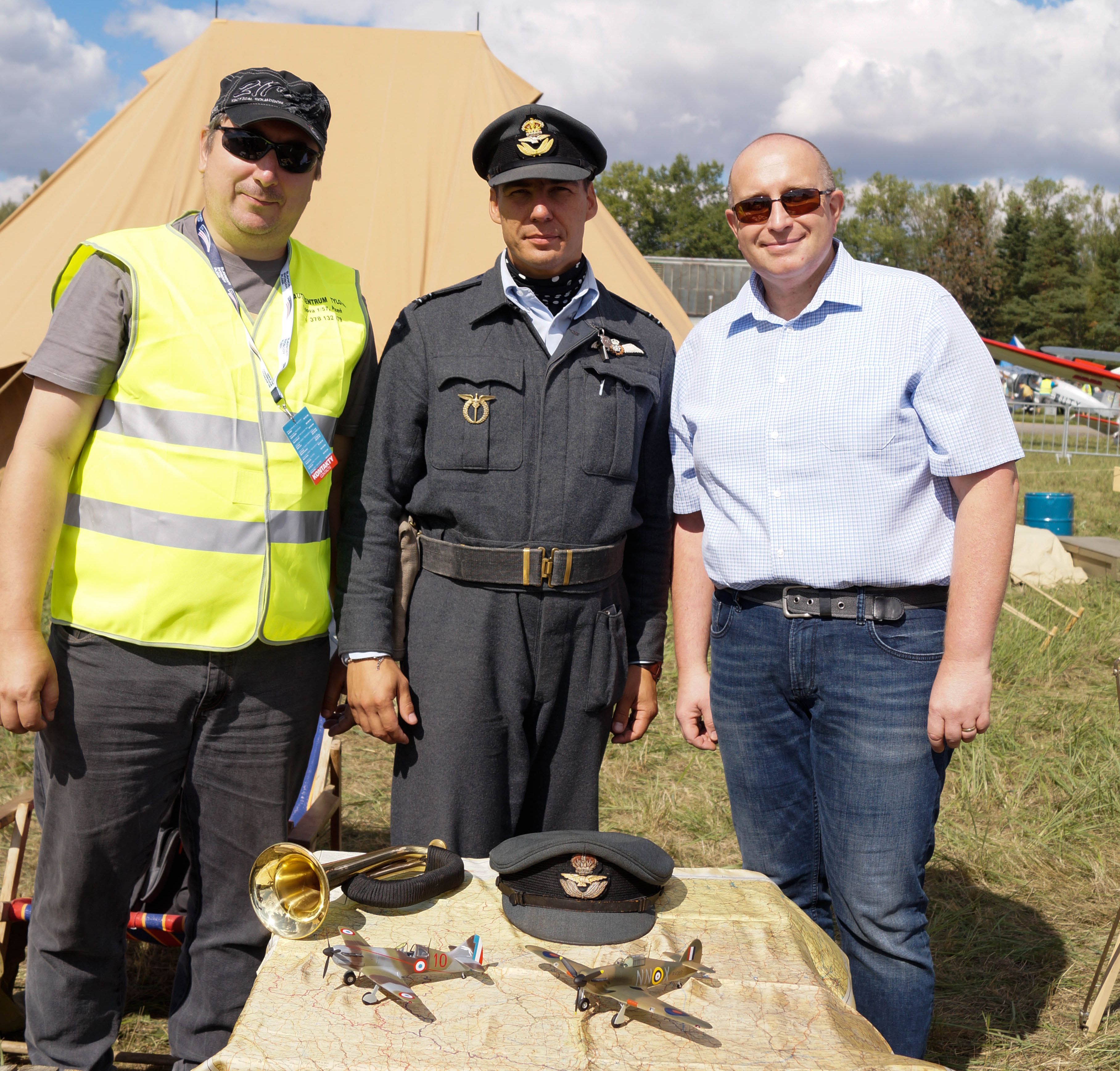 Předání prvních modelů, z leva J.Hanzlíček, D.Švec a M.Marek.