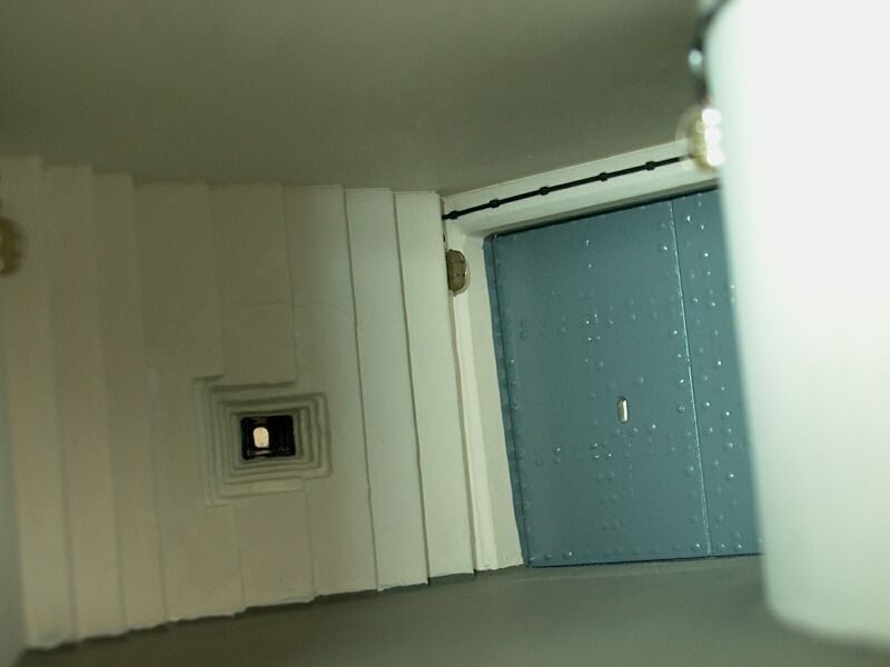 Pohled na vnitřní pancéřová vrata v lomené chodbě